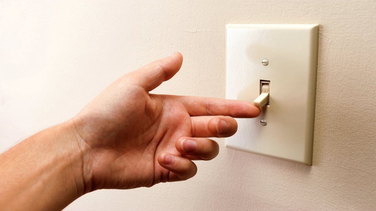 Выключатель света на стене