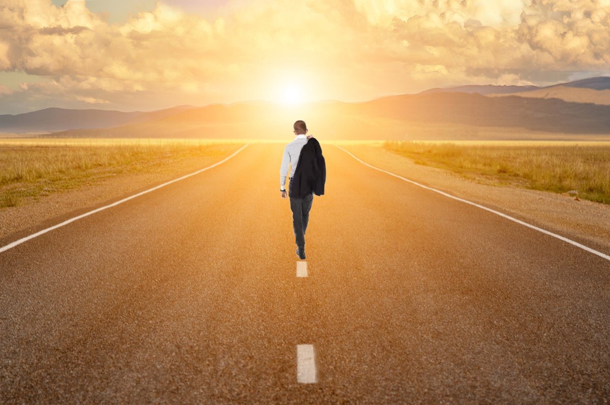 Человек идет по дороге