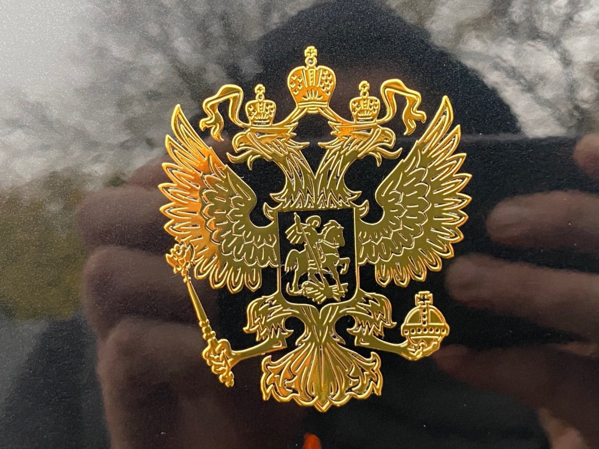 Герб на черном фоне