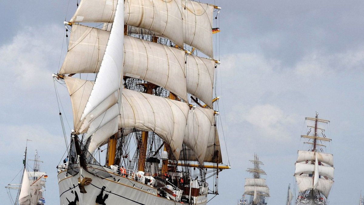 Корабль на фоне Луны