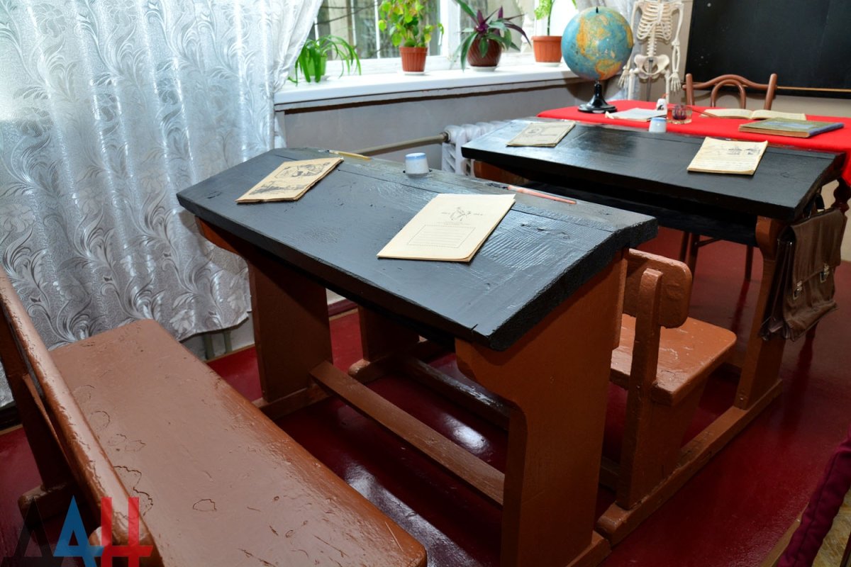 Порядок на парте школьника