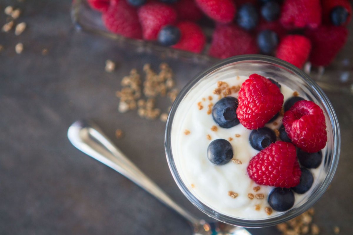 Йогурт с клубникой