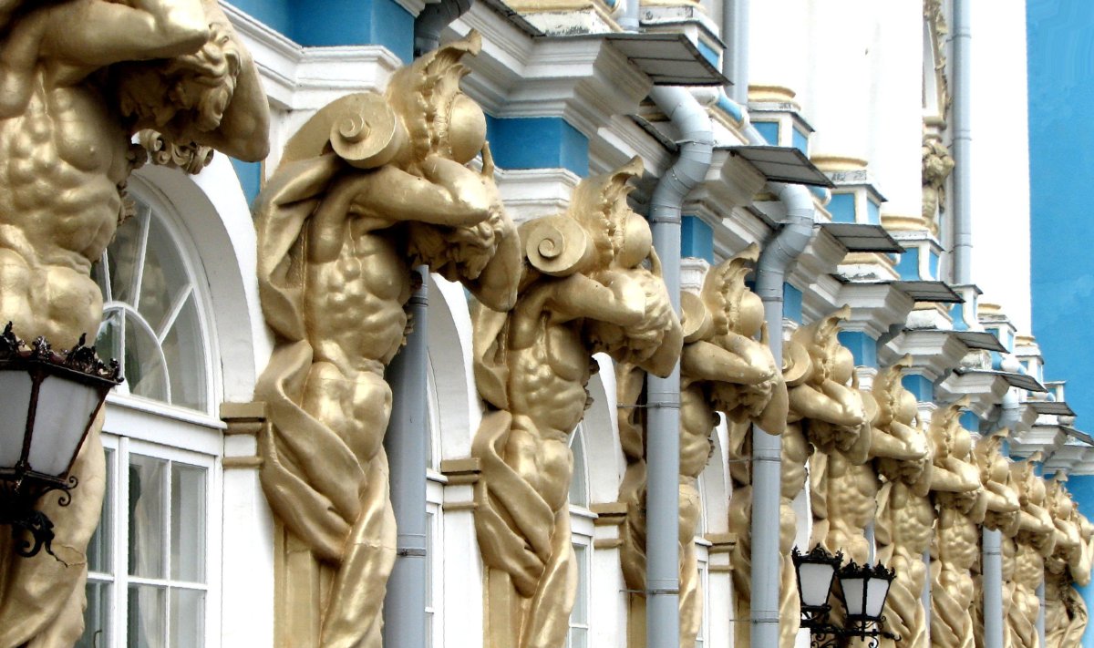 Кариатиды Эрмитажа в Санкт-Петербурге