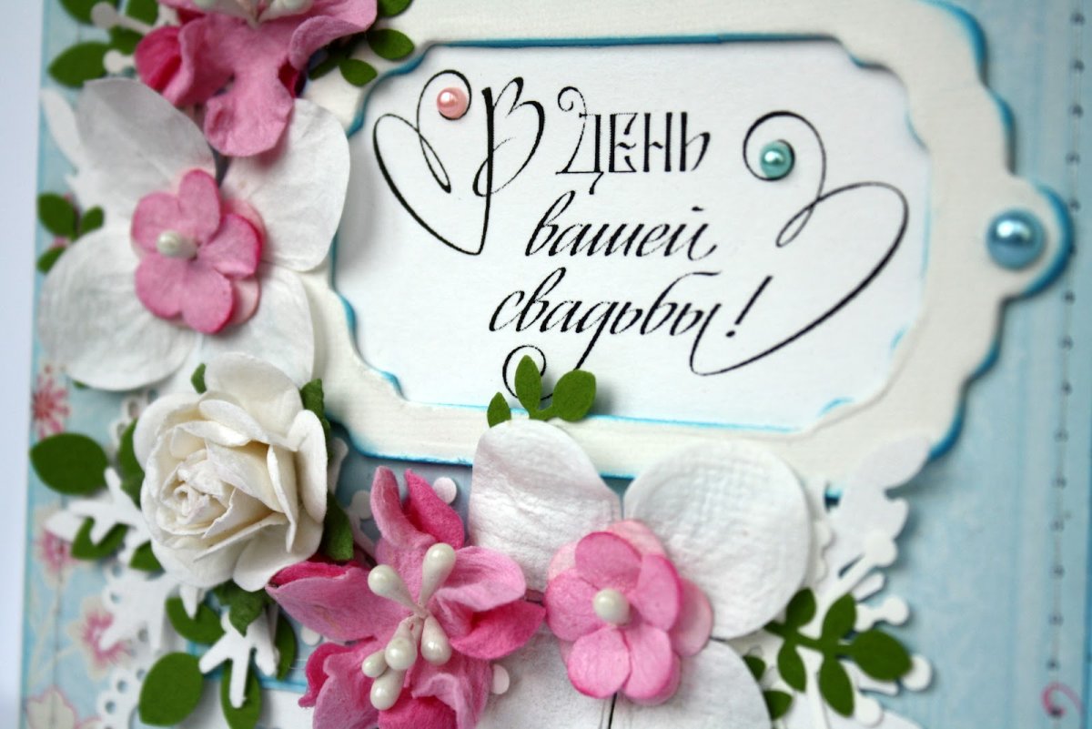 Обручальные кольца и цветы