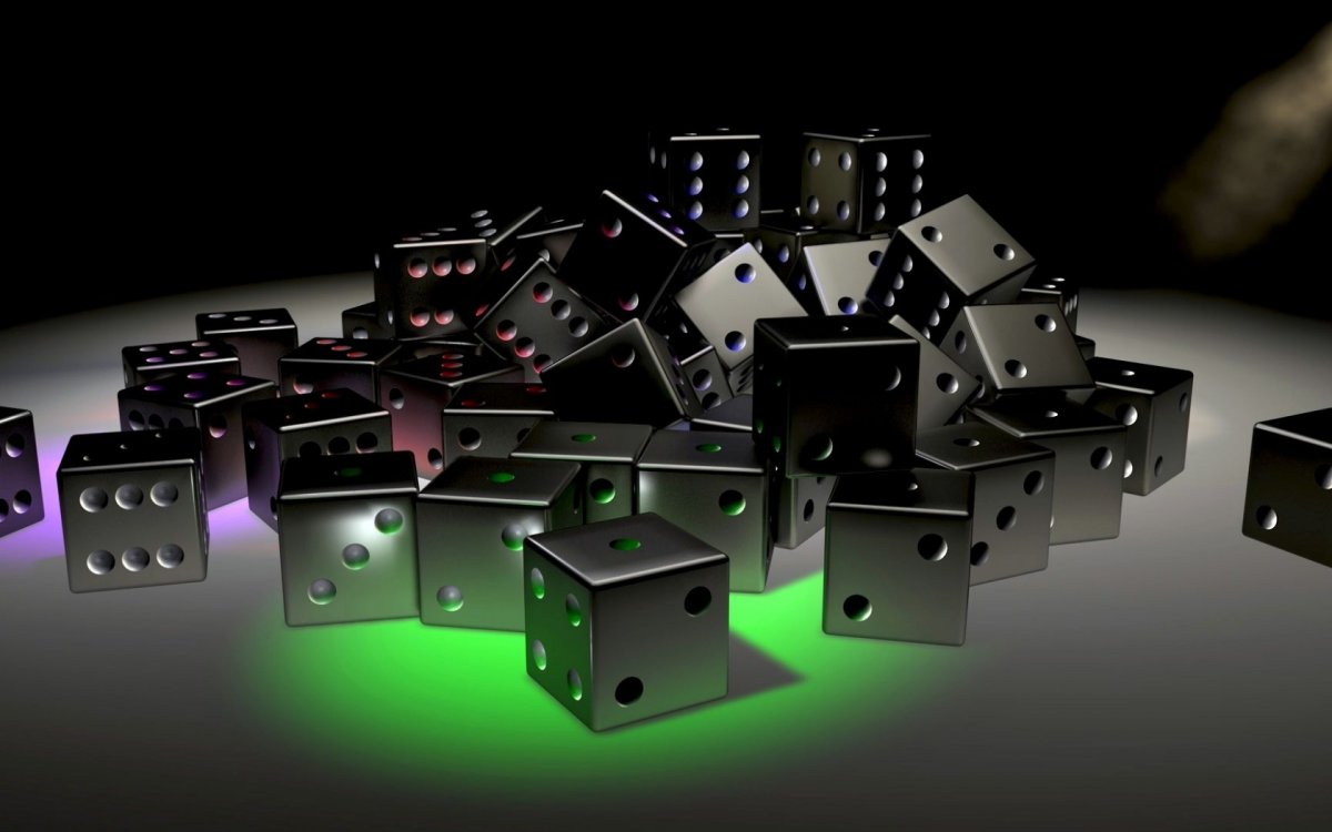 Игральные кости на черном фоне