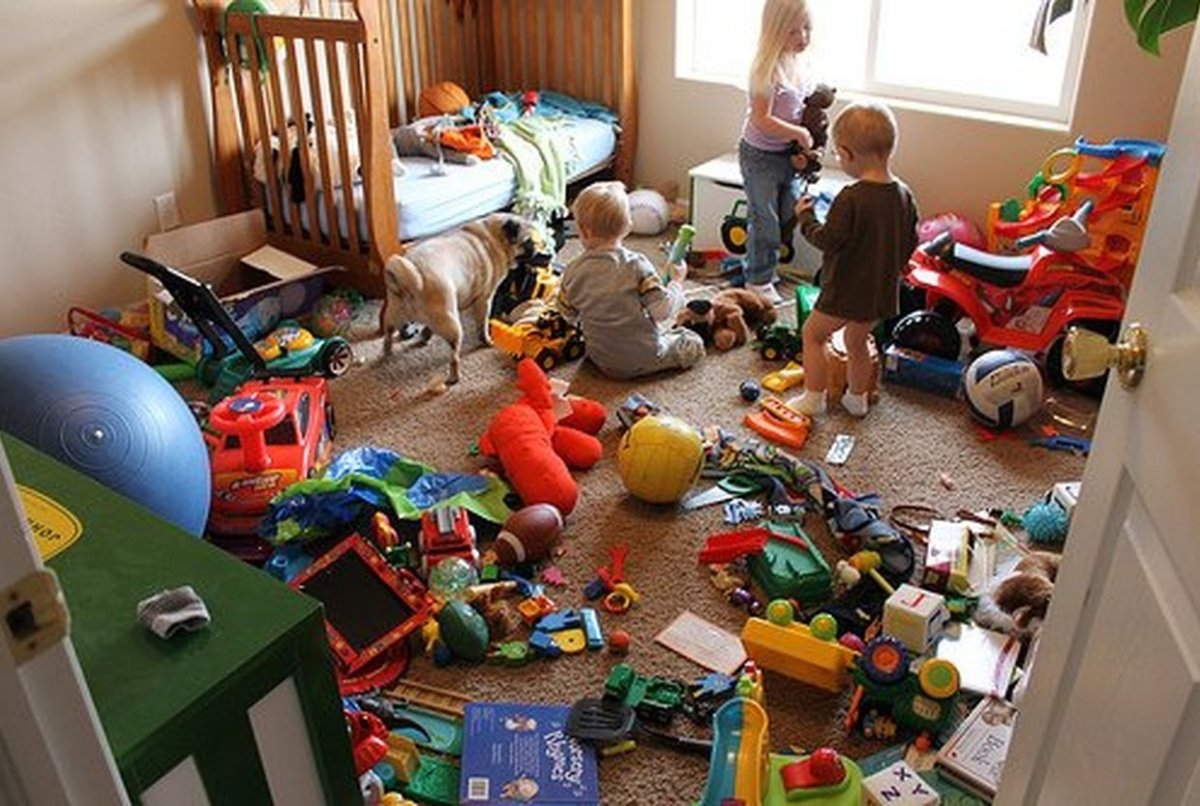 Разбросанные игрушки в детской комнате