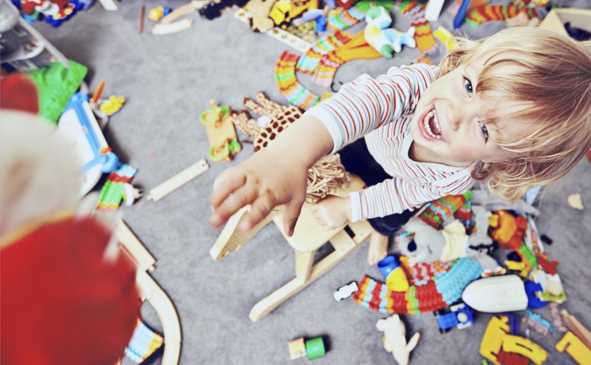 Дети веселятся разбросали игрушки