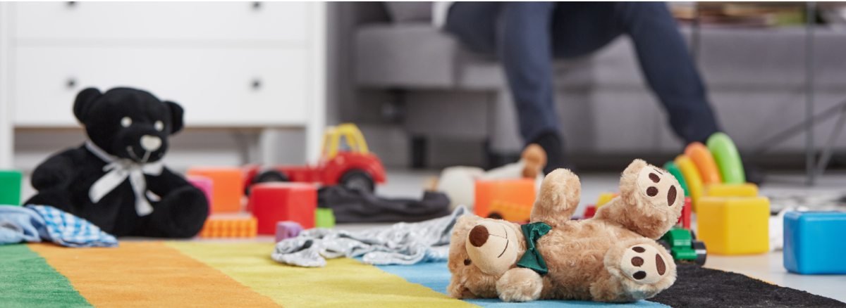 Игрушка лежит на полу