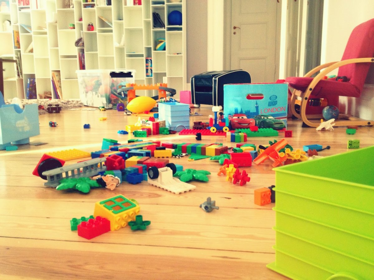 Разбросанные игрушки на полу