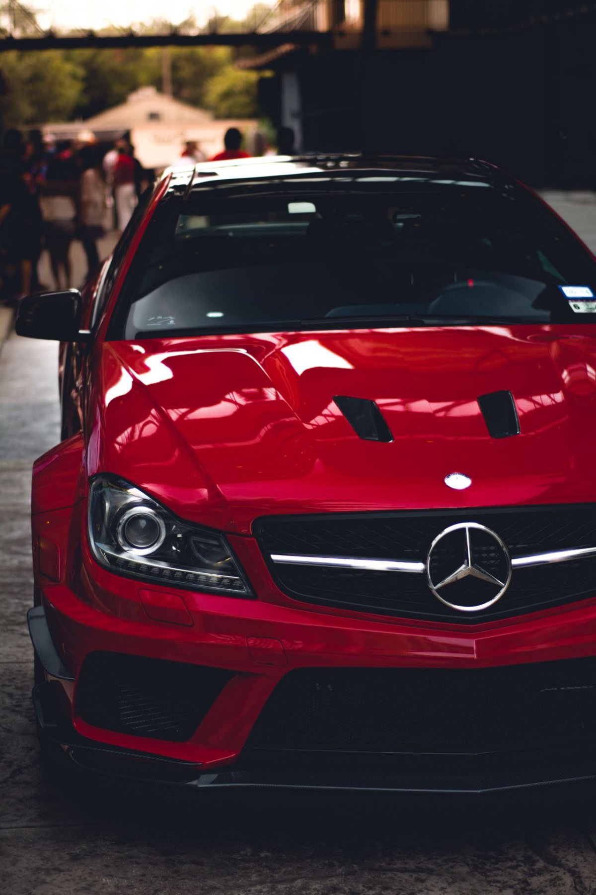 Крутая белая машина Мерседес