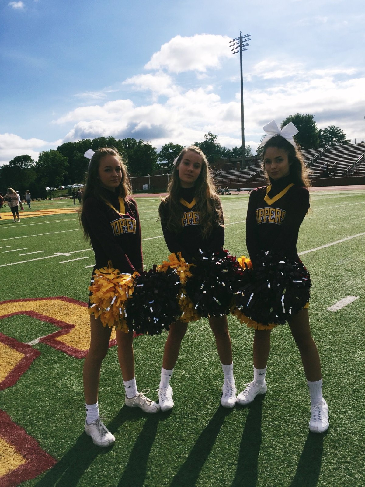 Группа черлидеры в школе