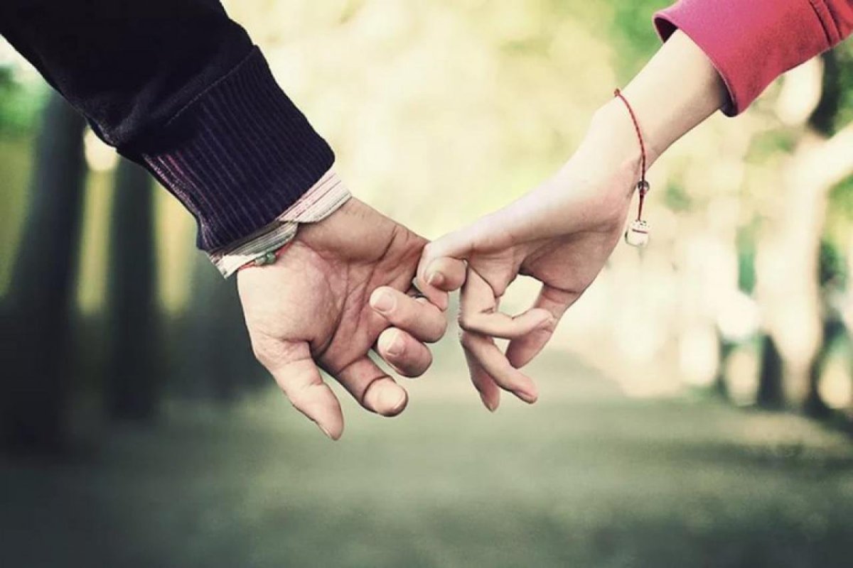 Люди дерадаться за руки