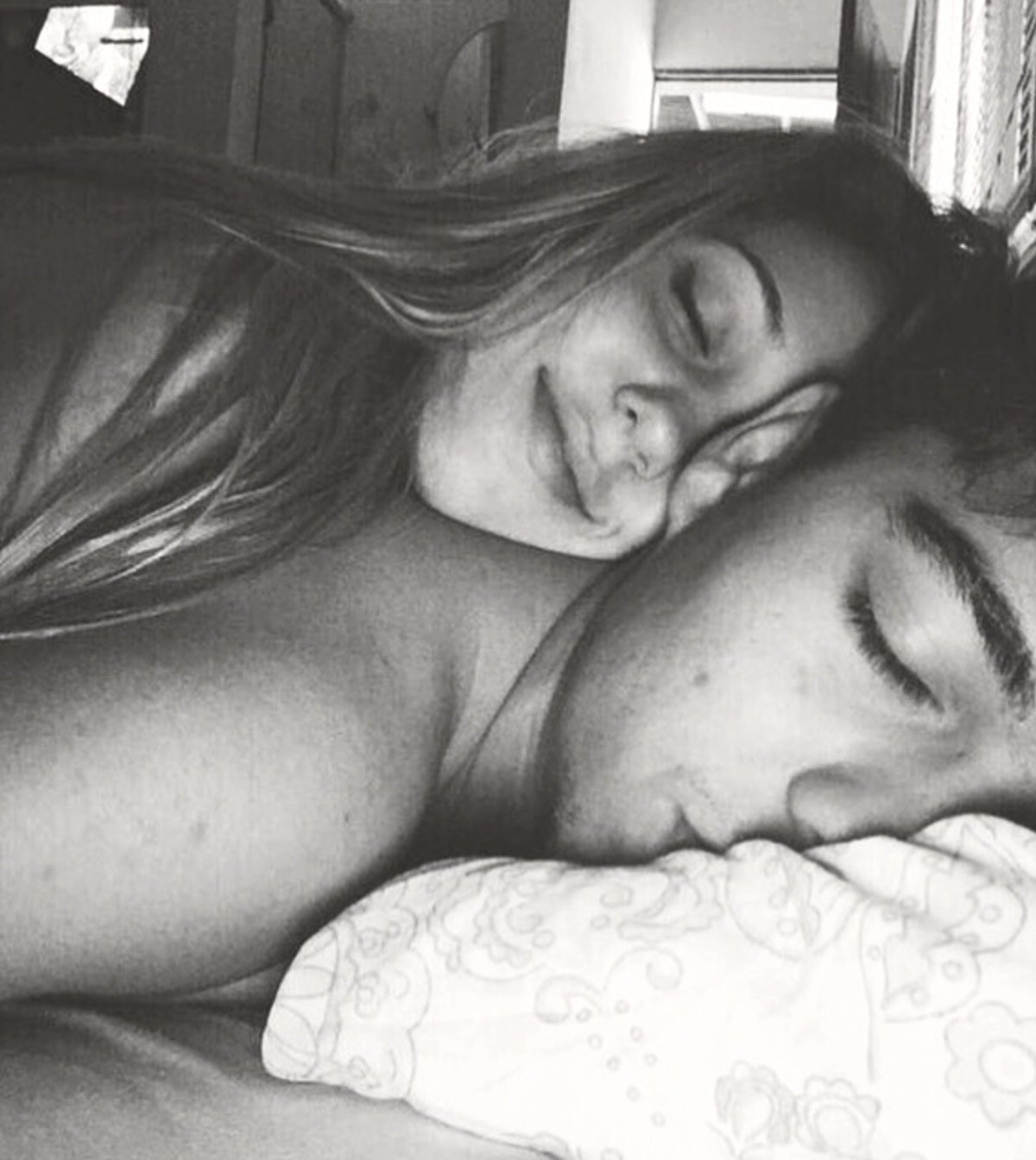 Парни в обнимку