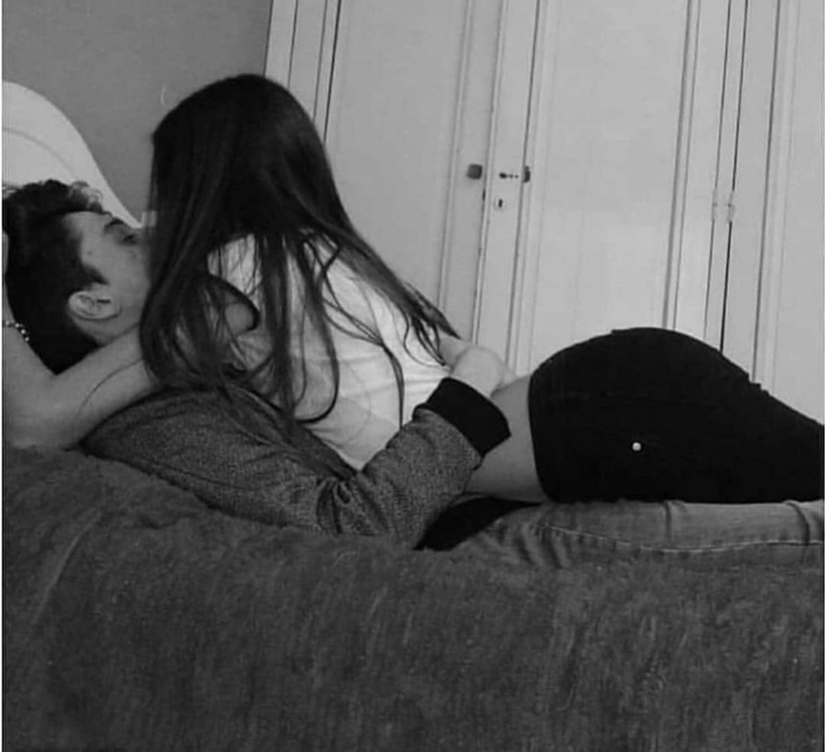 Парень и девушка в кровати