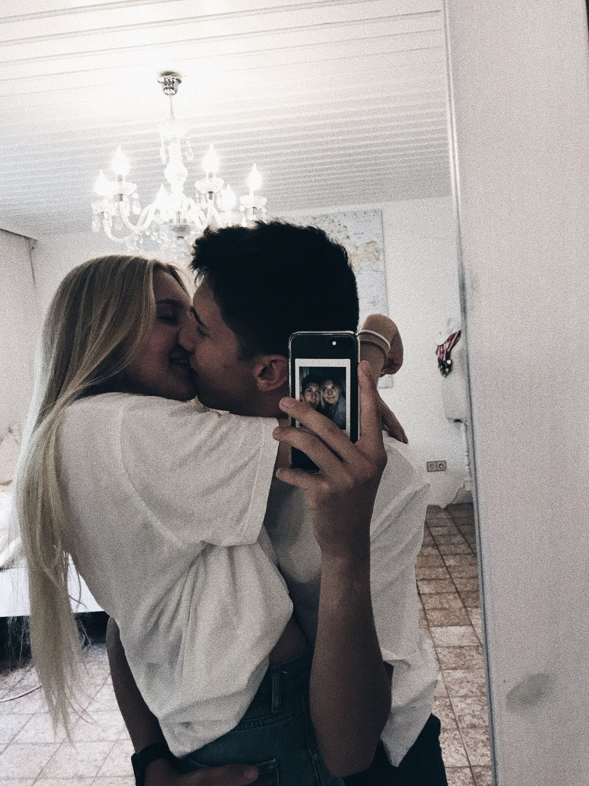 Светлая девушка с парнем