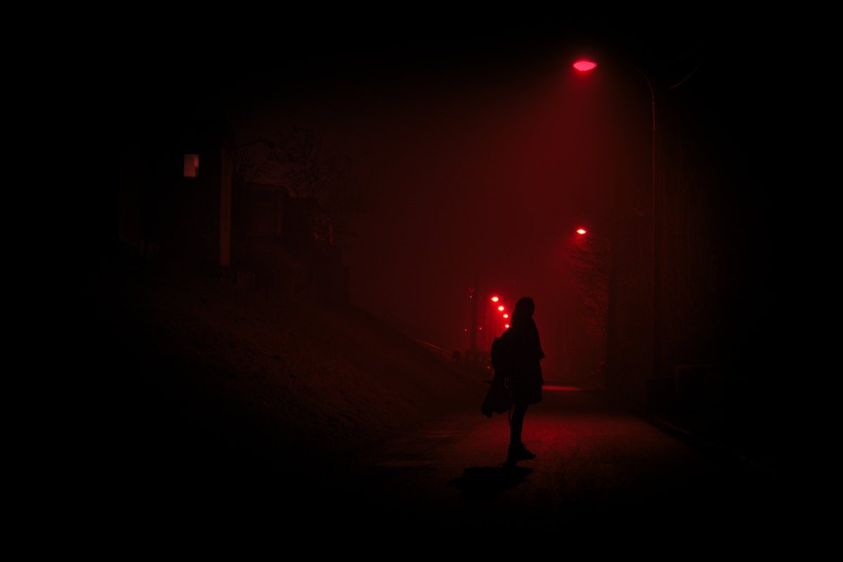 Чёрный кот с красными глазами