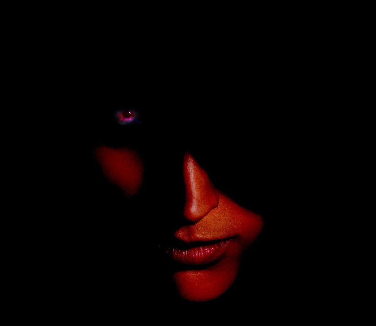 Красные глаза на черном фоне