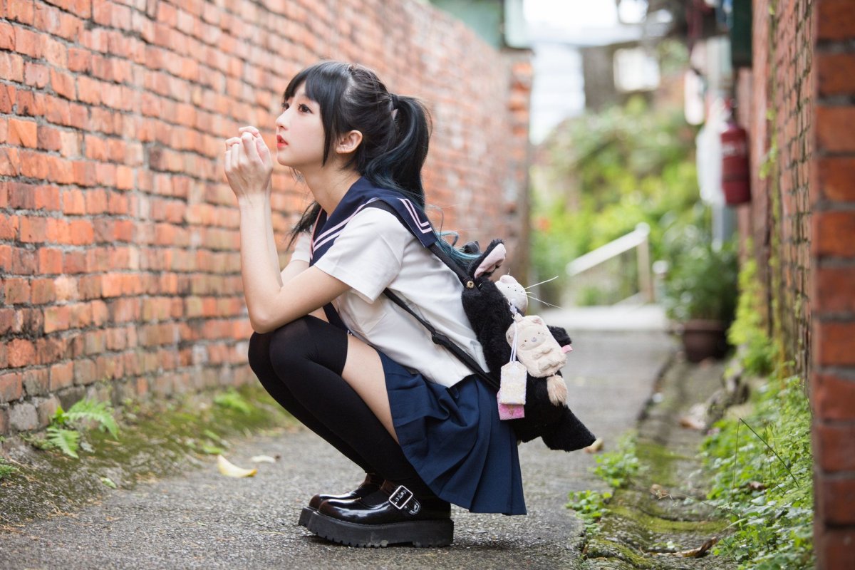 Японская школьница сидит