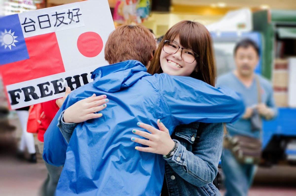 Японцы обнимаются