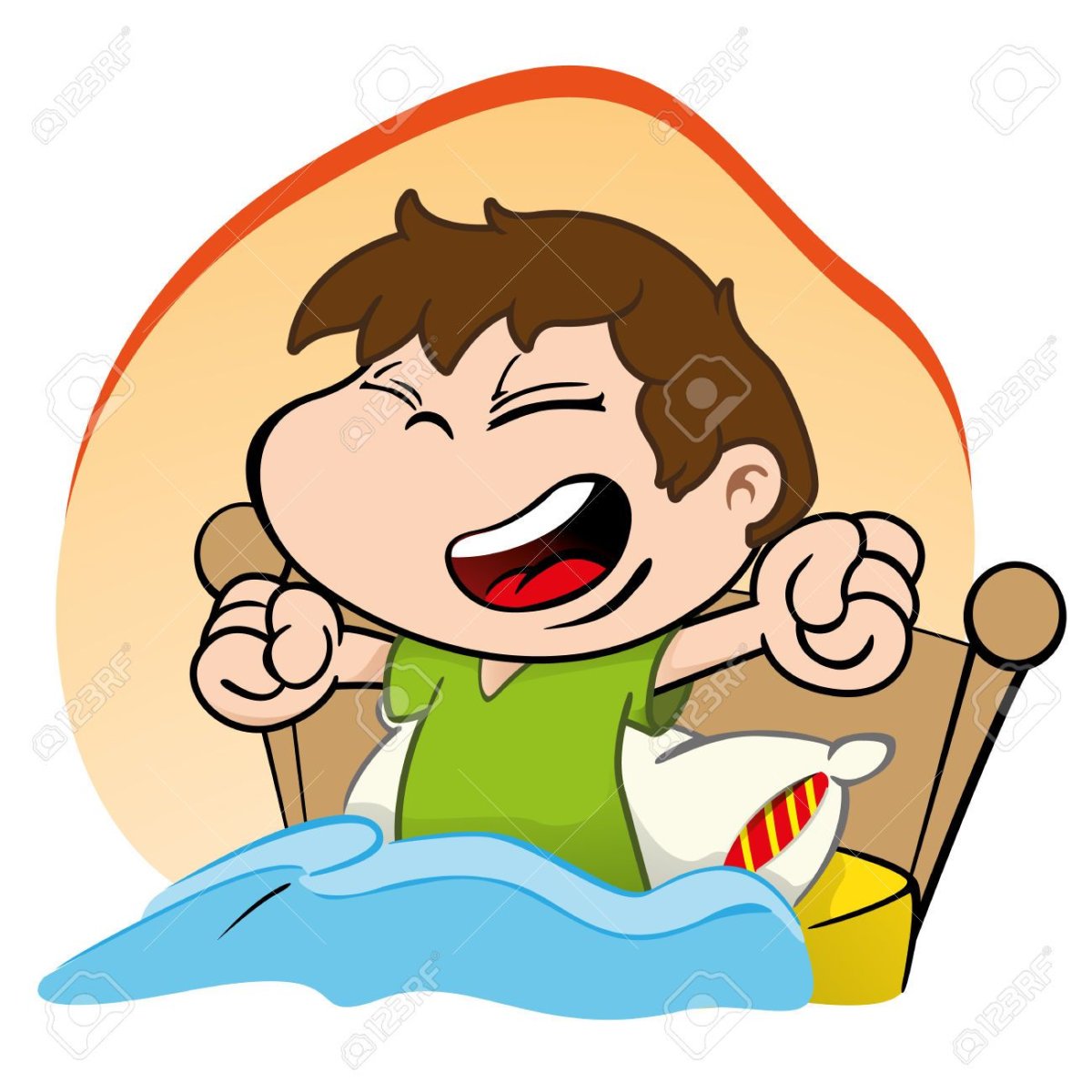 Счастливый мальчик проснулся