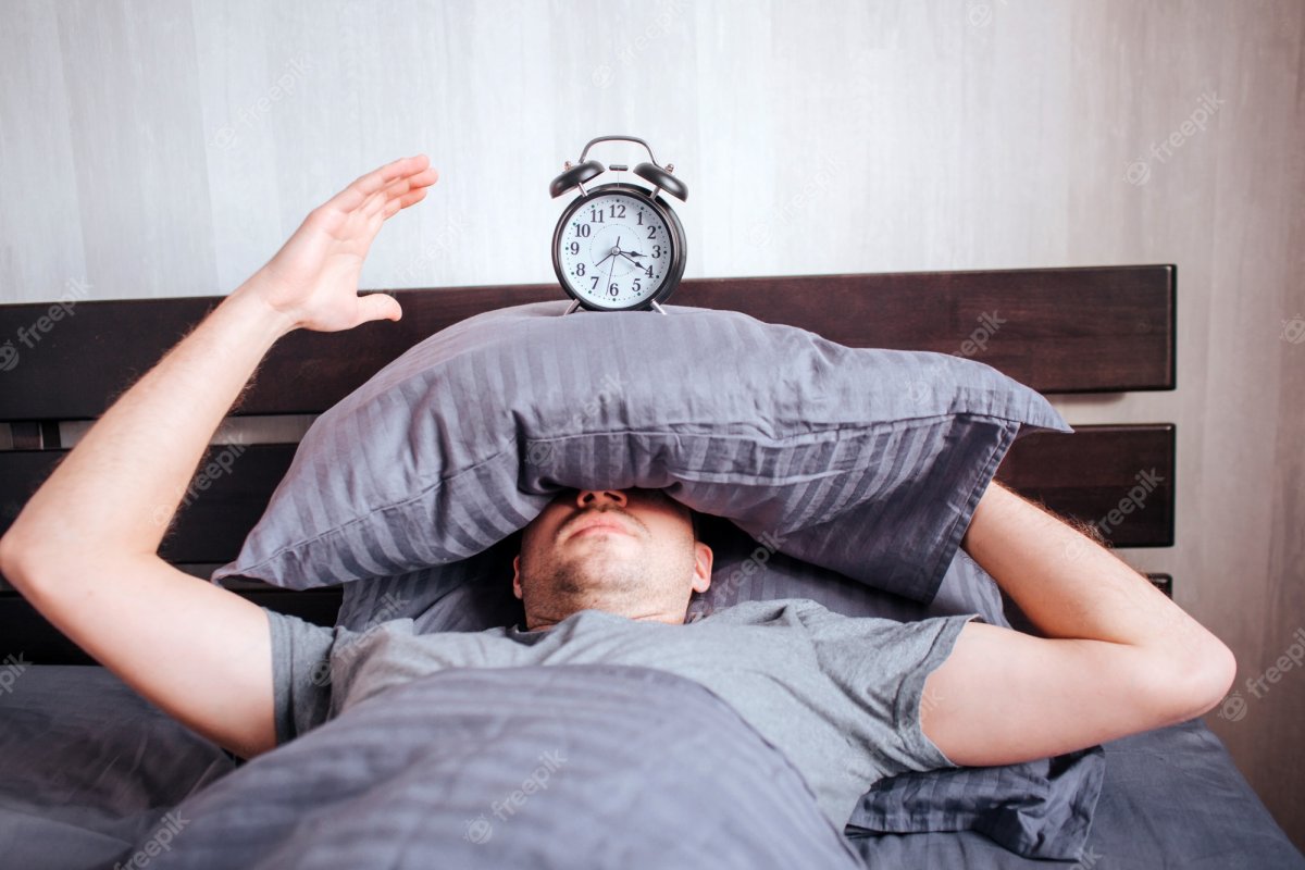 Человек встает с кровати