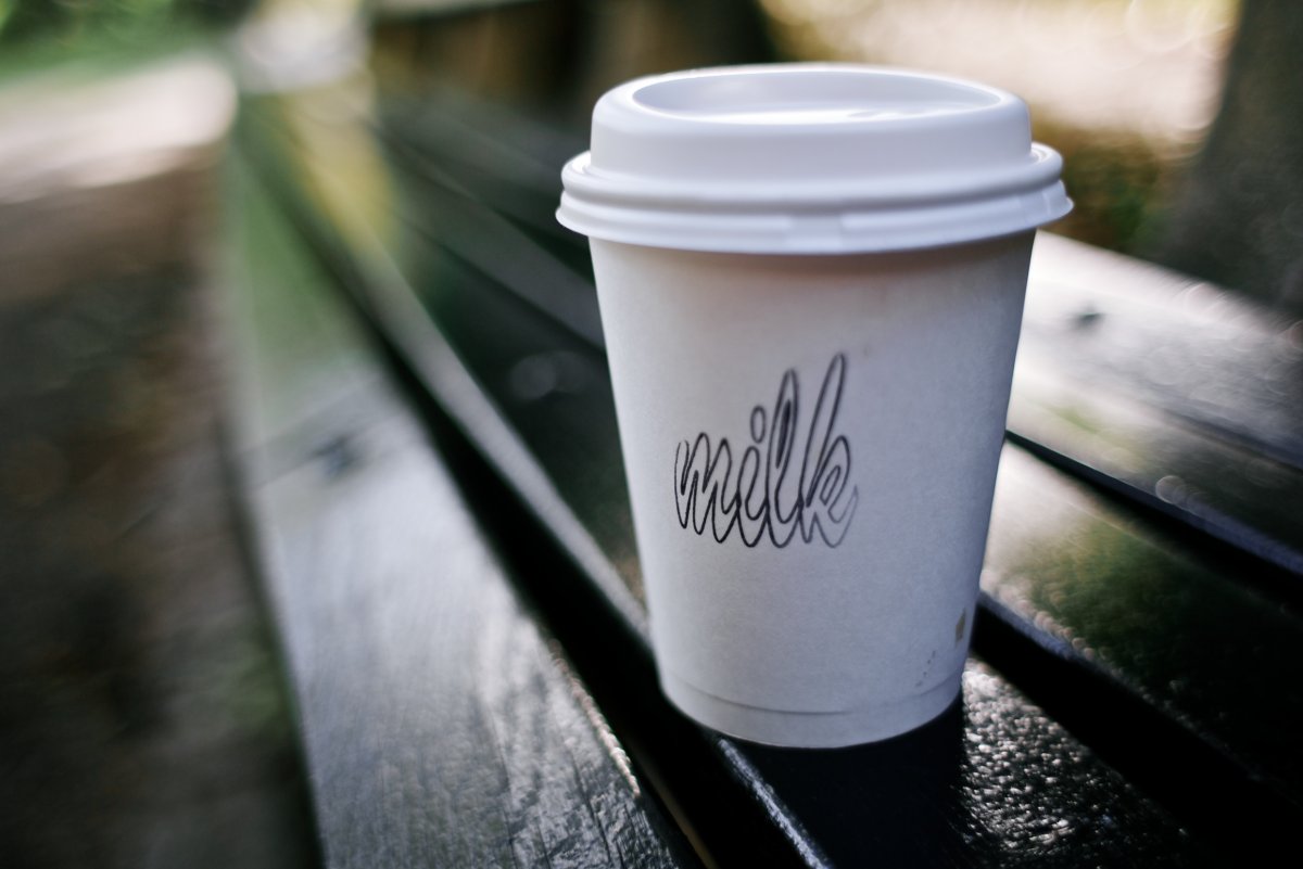 Стакан кофе на столе