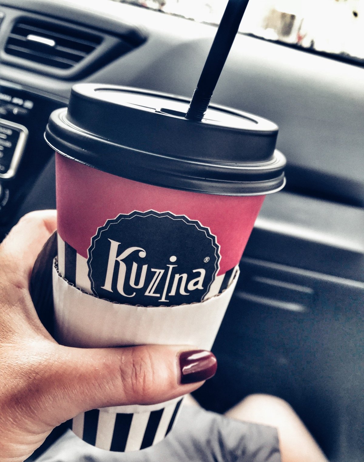 Стаканчик кофе в руке