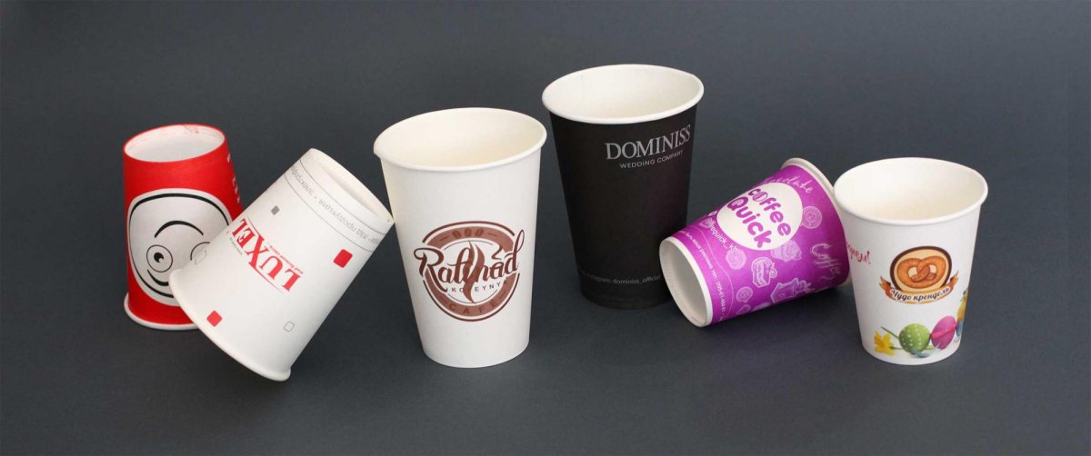 Кофе в картонном стакане