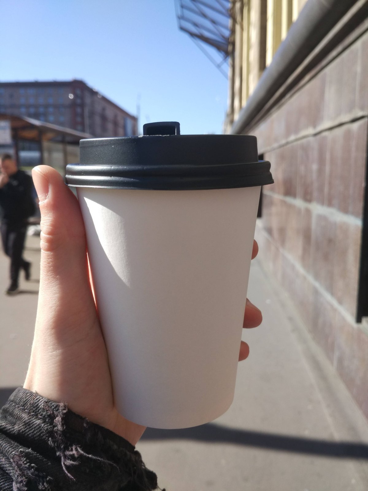 Стаканчик кофе в руке