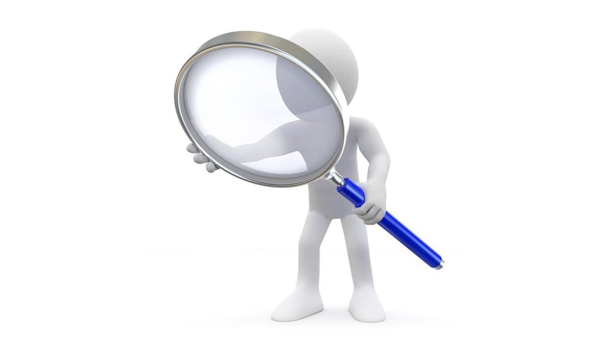 Белый человек с лупой