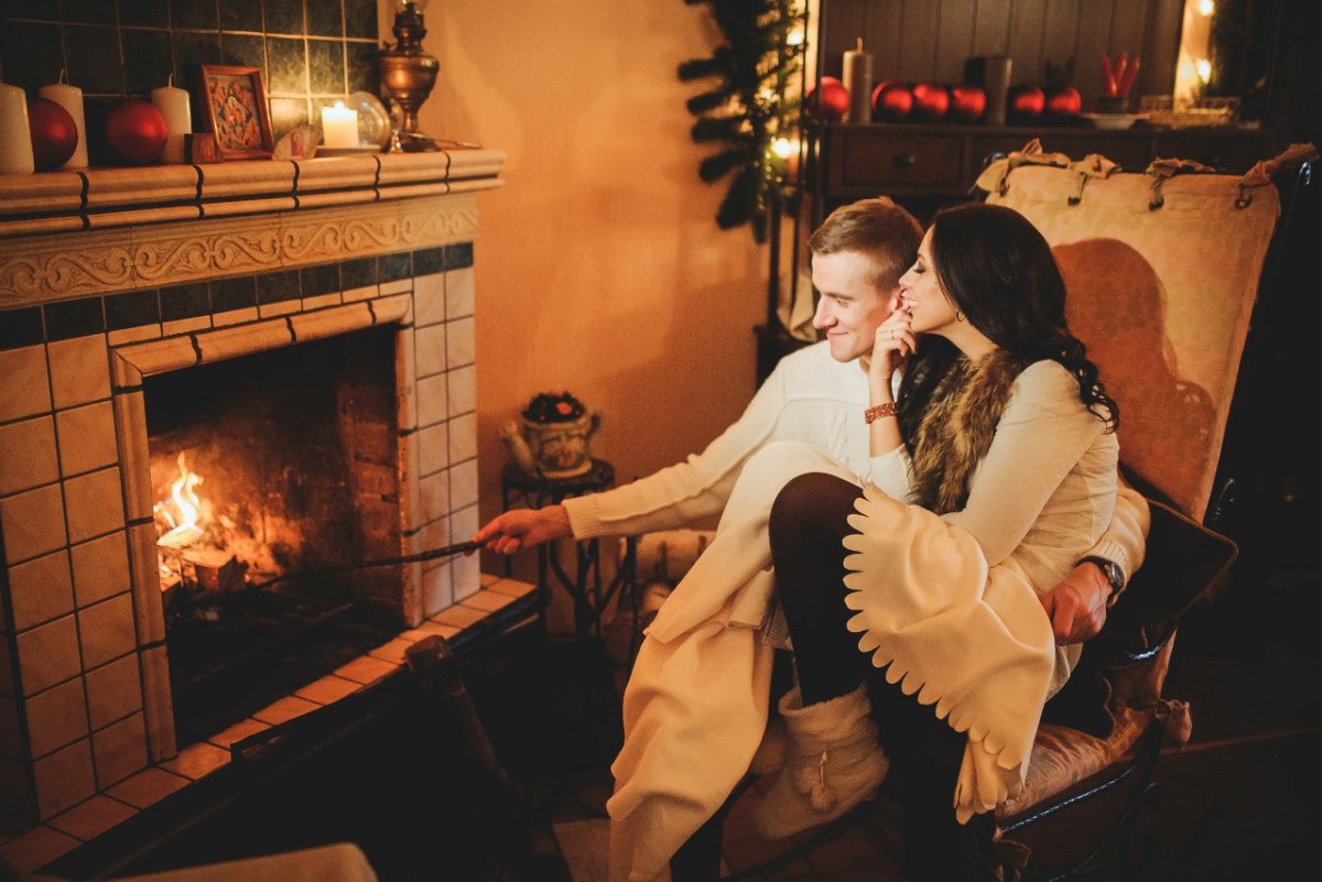 Влюбленные у камина