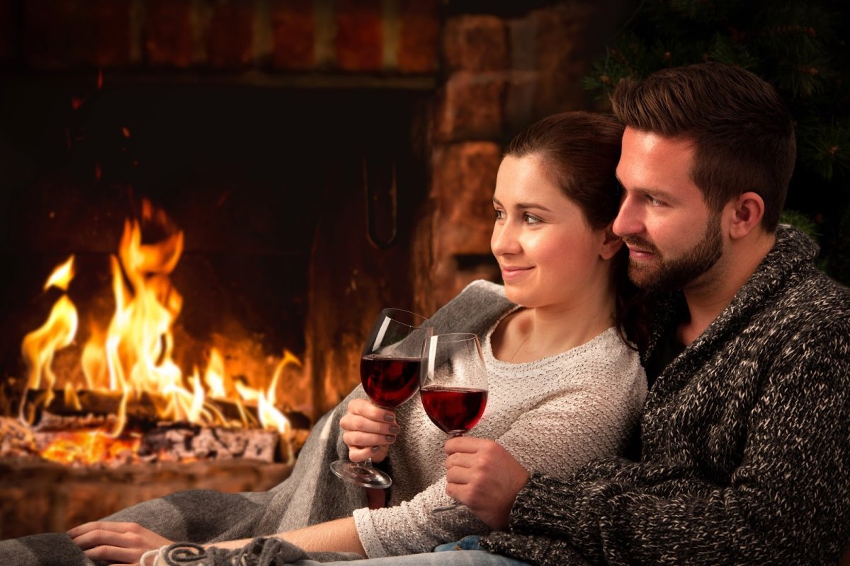 Романтичный вечер с вином у камина