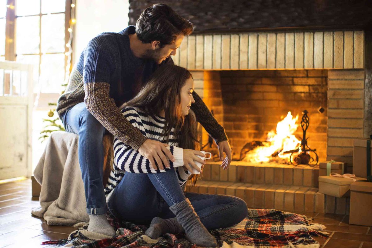 Парень с девушкой перед камином