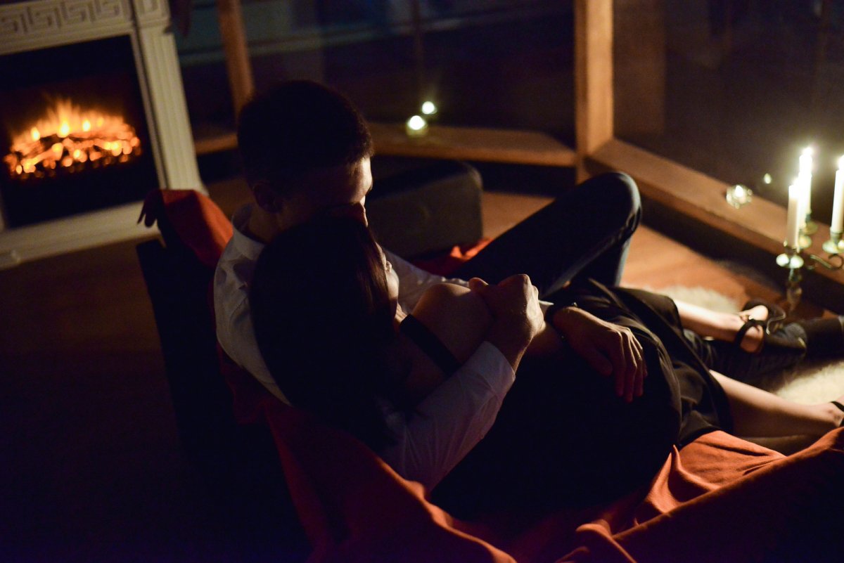Мужчина и женщина у камина