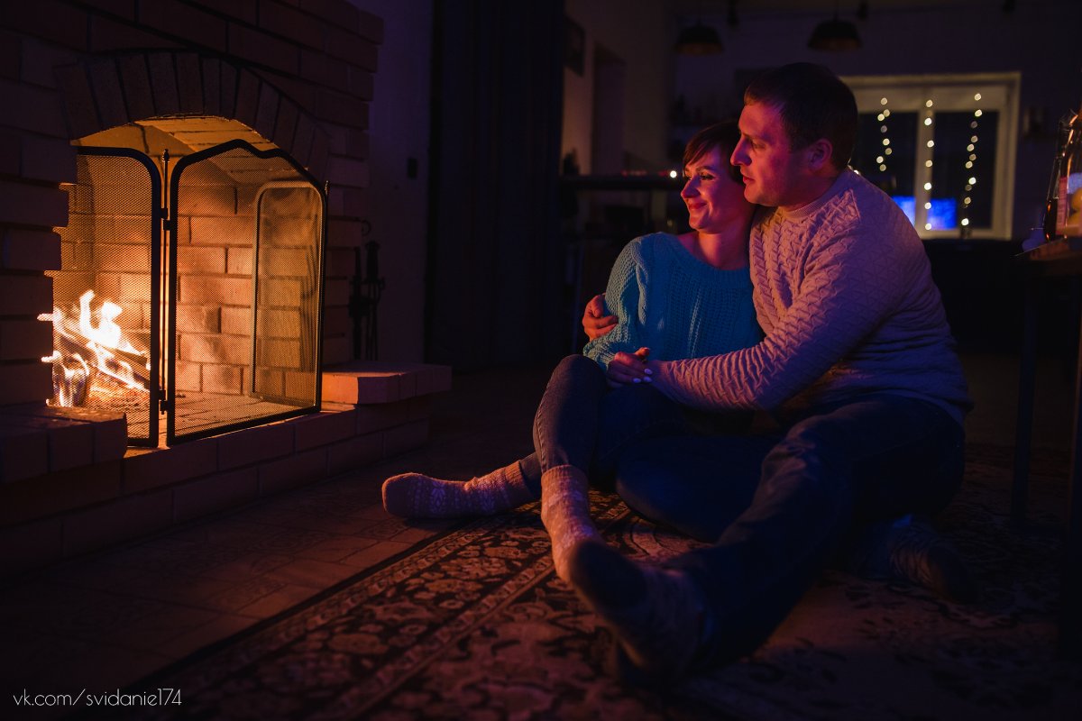 Влюбленные у камина