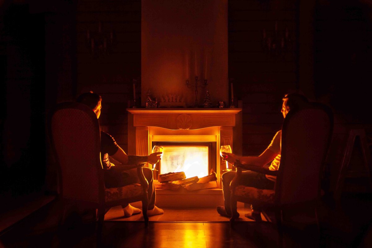 Взрослая пара у камина