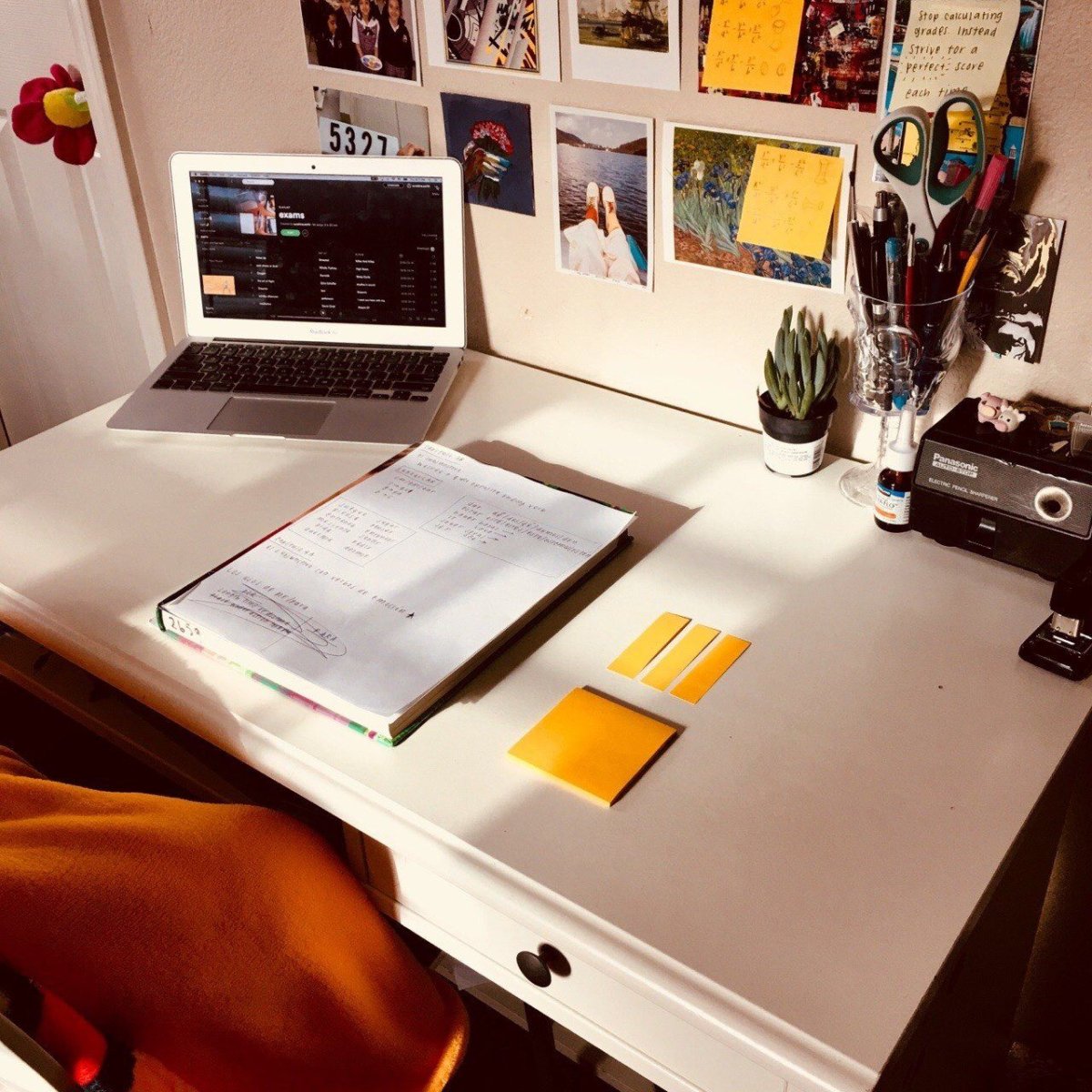 Эстетичный стол для учёбы