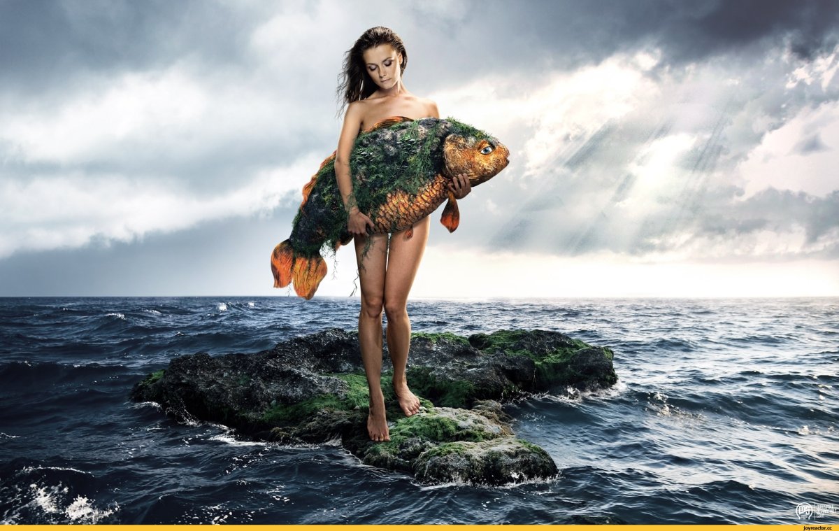 Девушка выныривает из воды