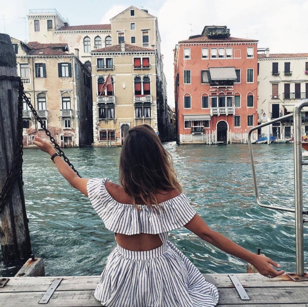 Девушка в Италии со спины