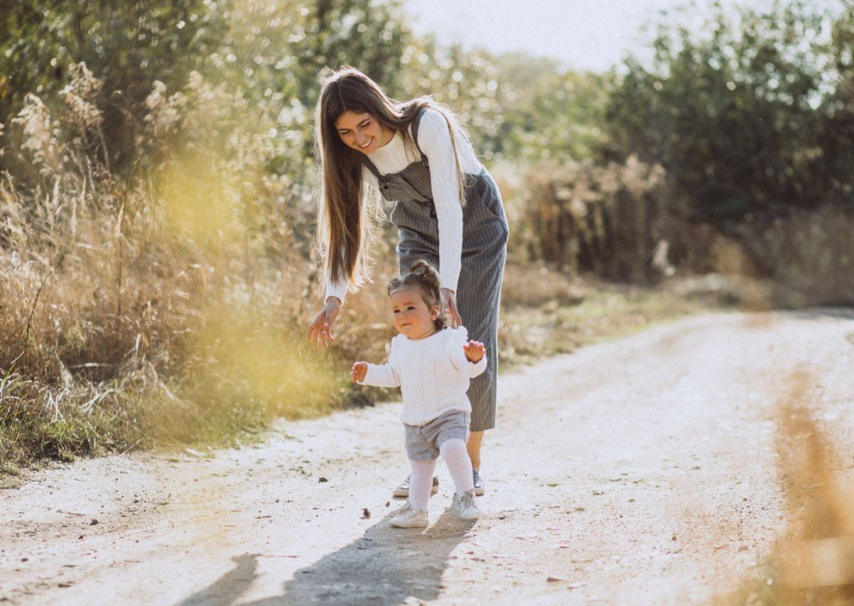 Мама гуляет с ребенком