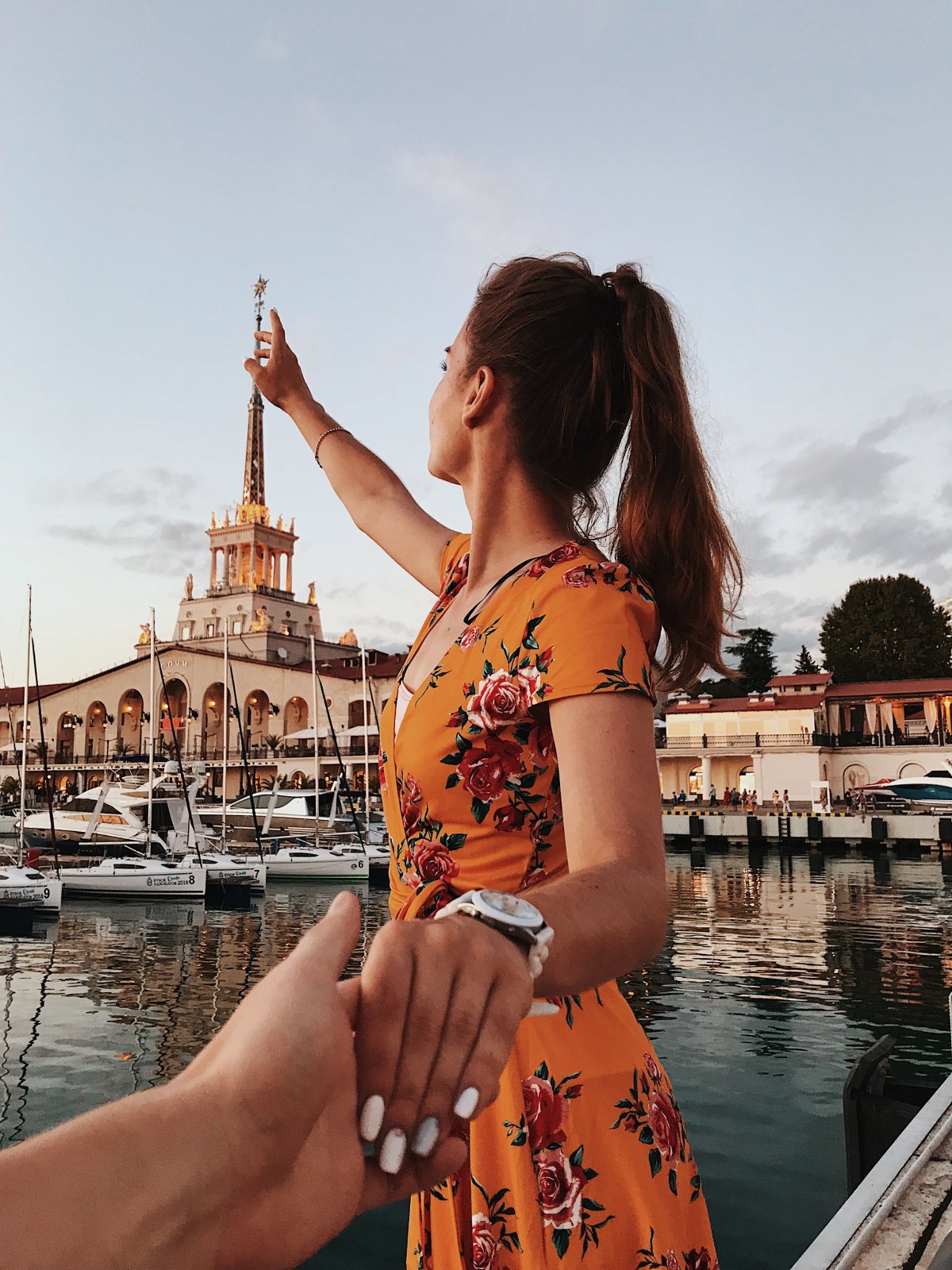 Девушка путешествует в городе