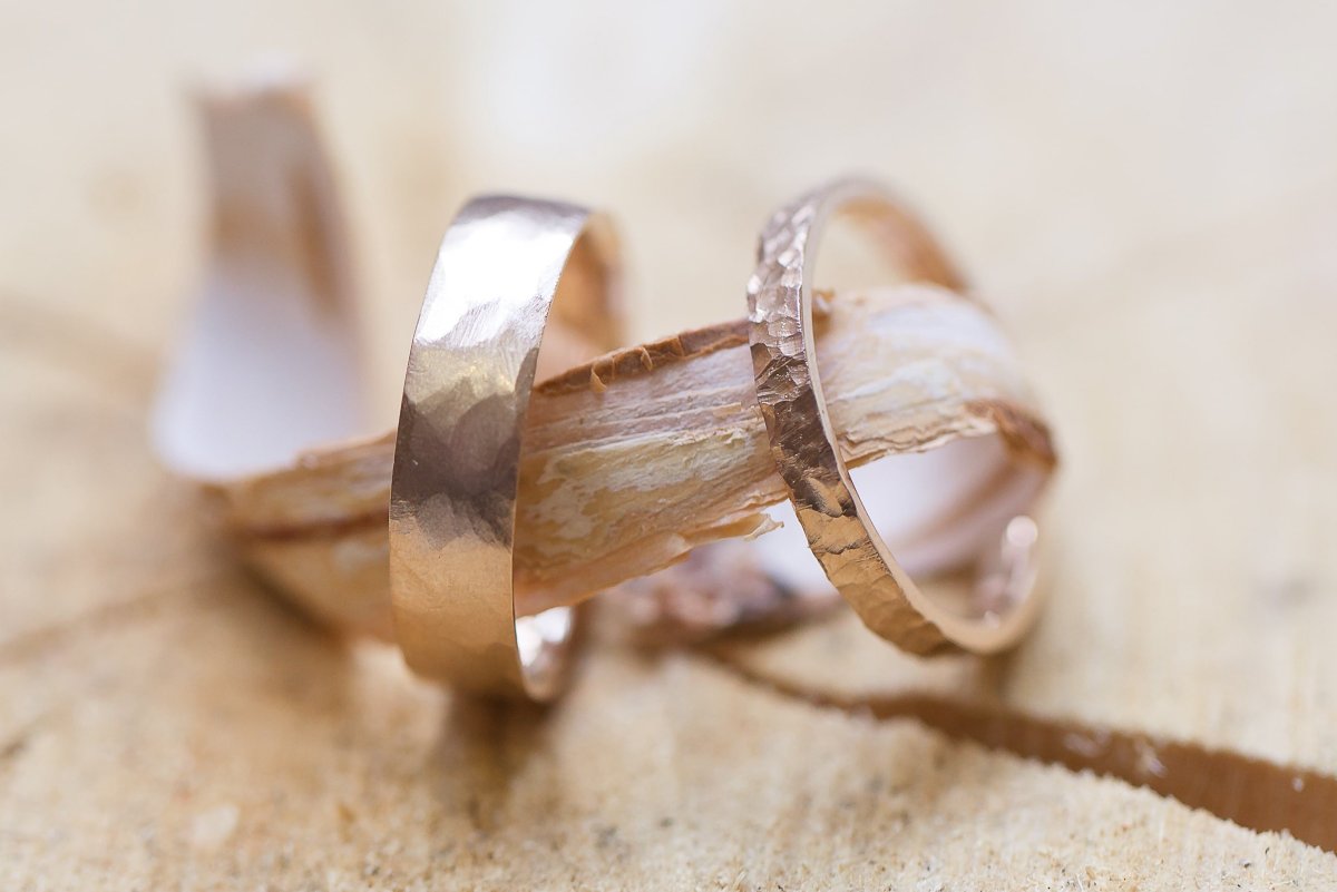 Деревянные обручальные кольца на руке
