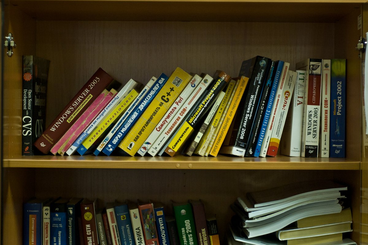 Высокая стопка книг