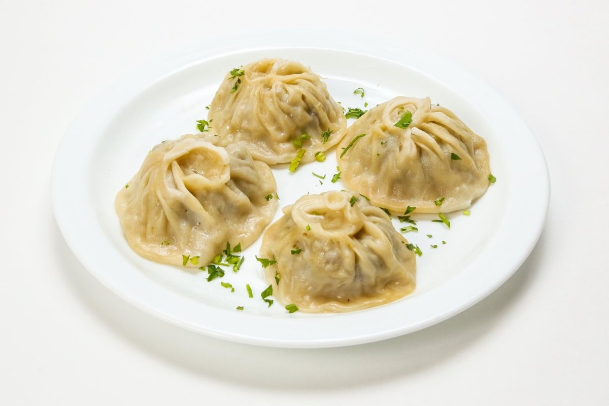 Манты на белом фоне