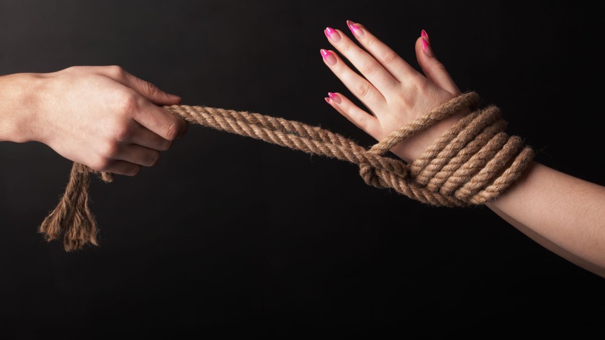 Связанные веревкой