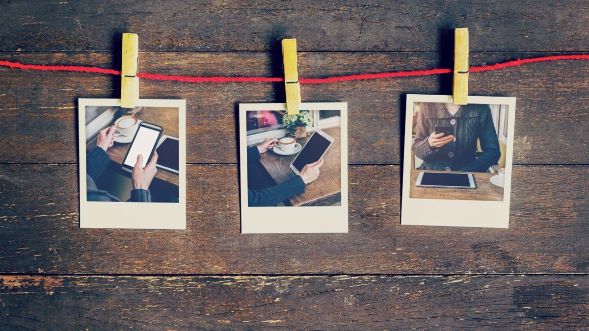 Полароидных снимки висят