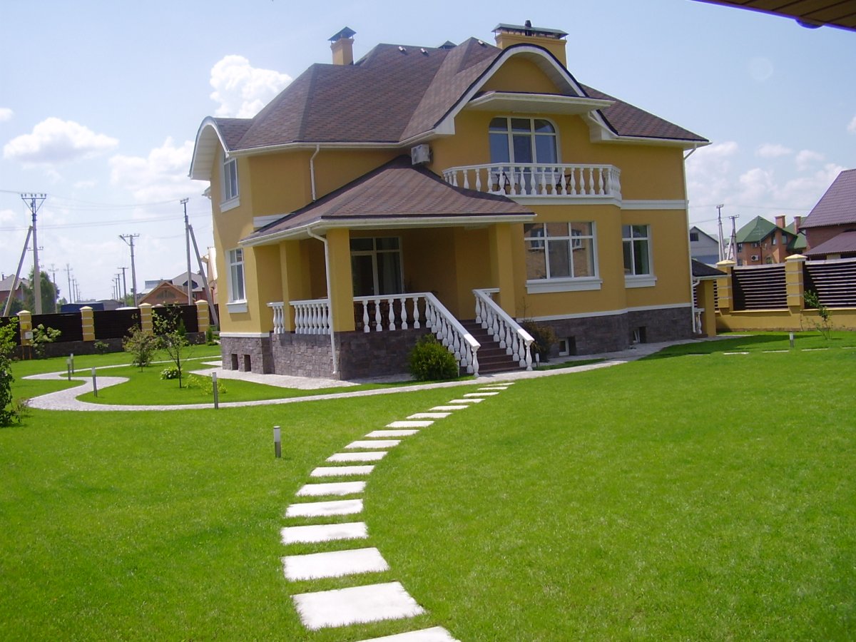 Загородный дом газон лужайка