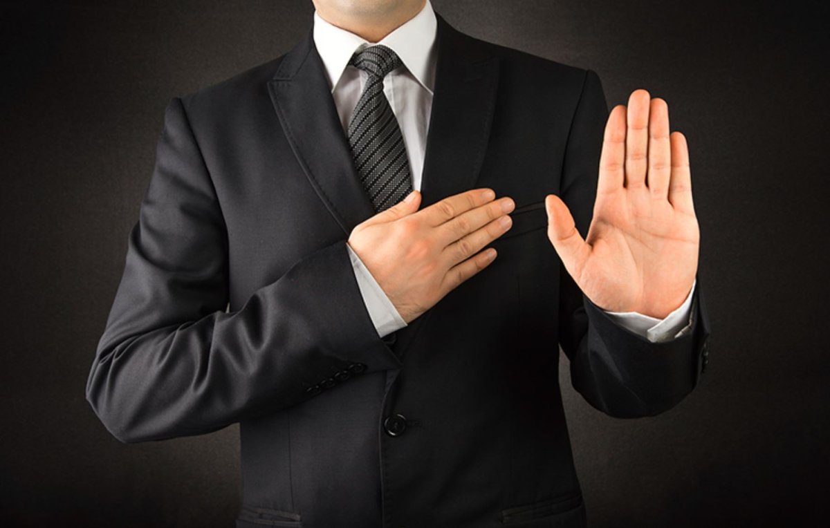 Человек клянется