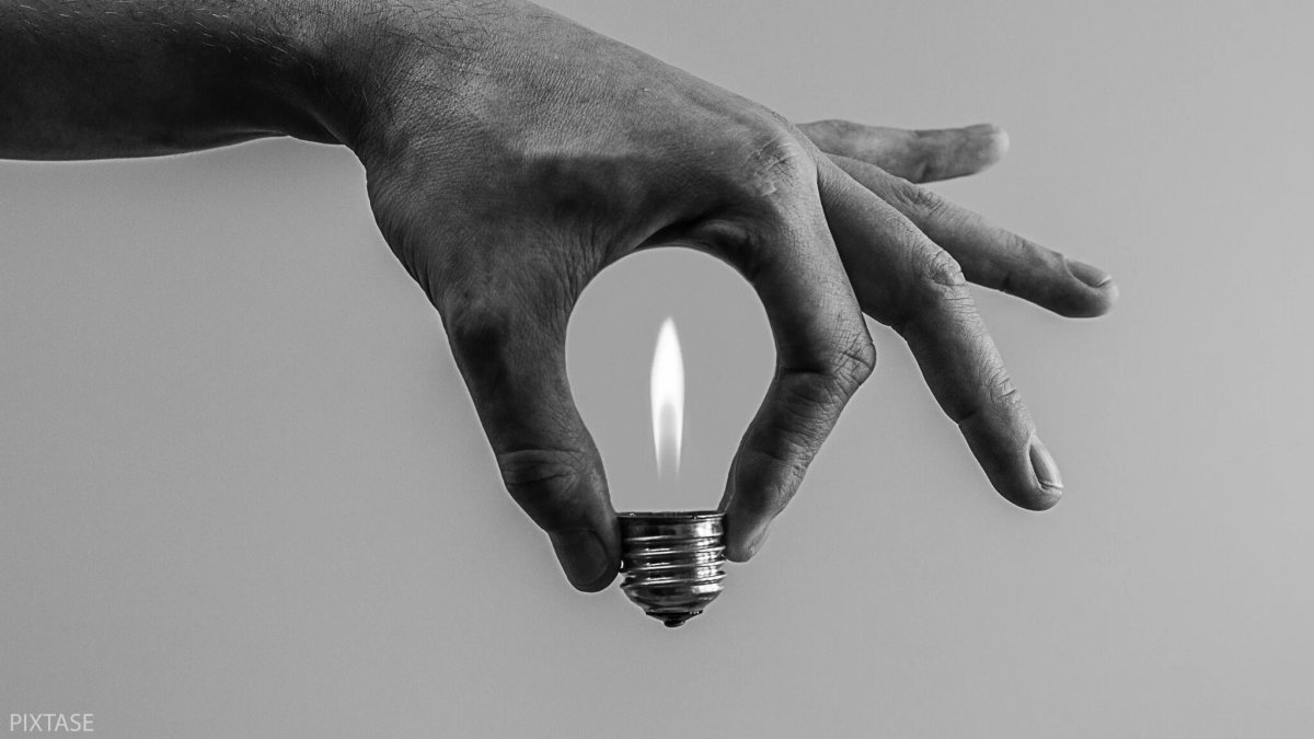 Мужчина и женщина держатся за руки