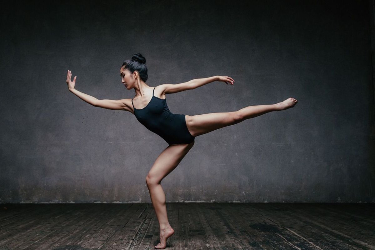 Парень и девушка танцуют вальс